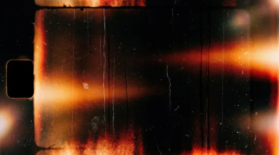 Retro film overlay with scratches, dust and glowing light leaks on black, grainy analog burn effect with aged cinematic texture, ultra-realistic, no logos.