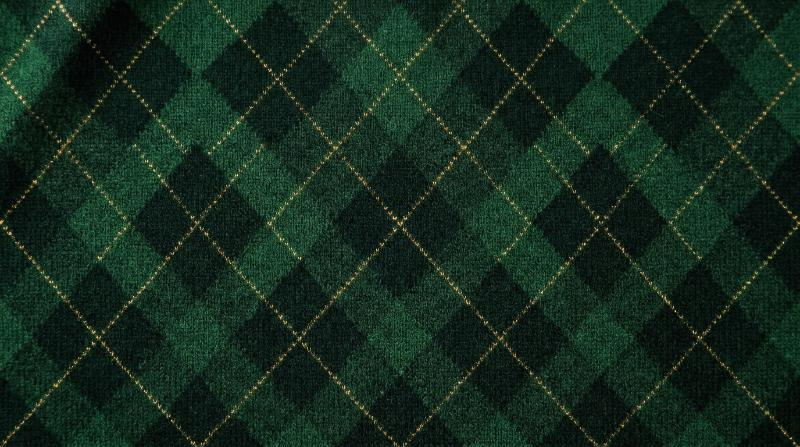 A dark green argyle pattern with thin golden dotted lines, vivid geometric repetition, refined textile atmosphere, ultra-realistic, no logos.