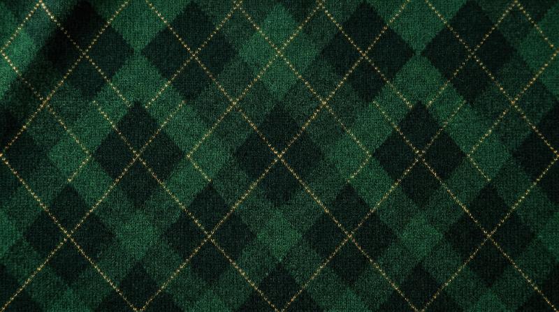 A dark green argyle pattern with thin golden dotted lines, vivid geometric repetition, refined textile atmosphere, ultra-realistic, no logos.
