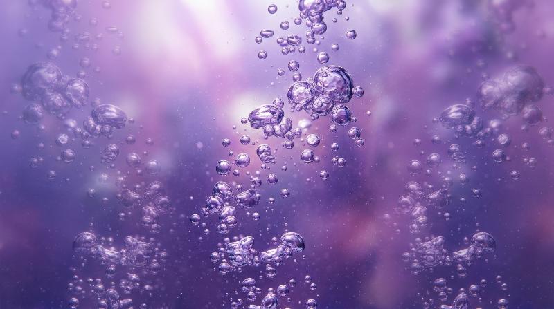 Abstract violet bubbles floating in water against a soft purple backdrop, vertical composition, light gradients and delicate dreamy mood, ultra-realistic, no logos.